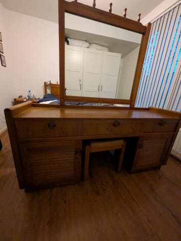 Kaptafel met spiegel en hokker