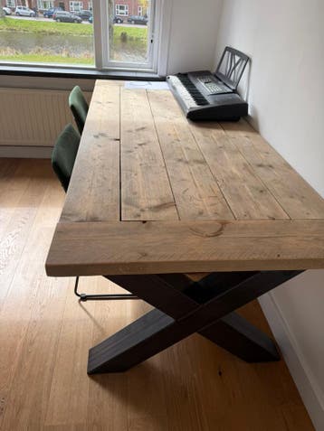 Steigerhouten eettafel met stalen poten