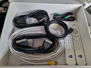 Diverse kabels, modem + 2 afstandsbedieningen