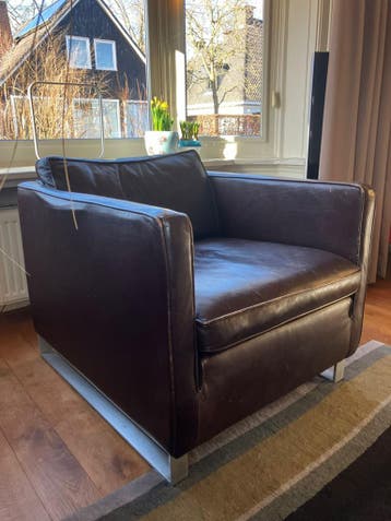 Lederen bankstel met nauwelijks gebruikte fauteuils