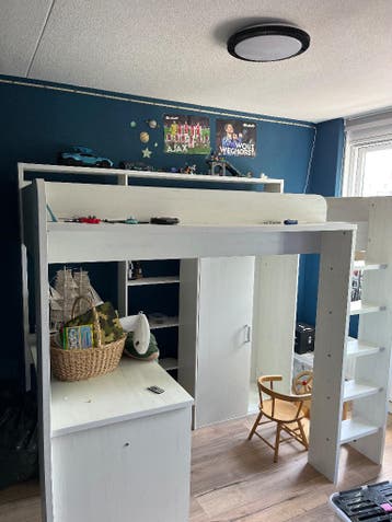 Hoogslaper met bureau en kast