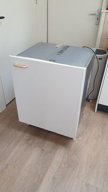 IKEA Inbouwkoelkast met wit hoogglans deurtje