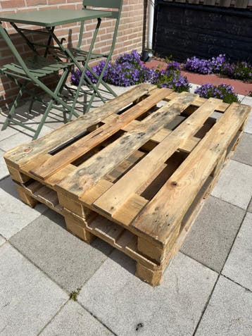 2 standart euro pallets.