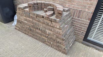 Gratis af te halen: Betonklinkers/Waaltjes