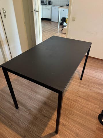 Simpel zwart bureau 110x67x70
