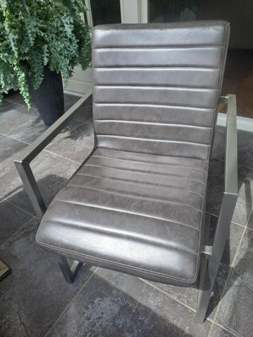 8 gebruikte eetkamerstoelen - stevig en comfortabel