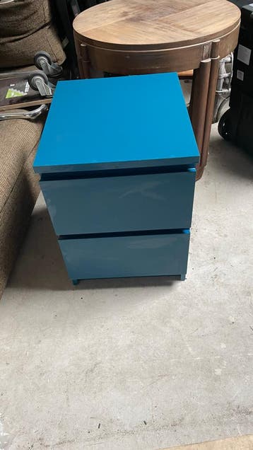 Comfortabele grijze fauteuil  en blauw nachtkastje