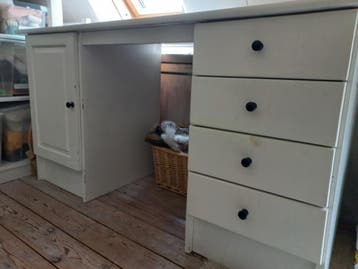 Wit houten bureau