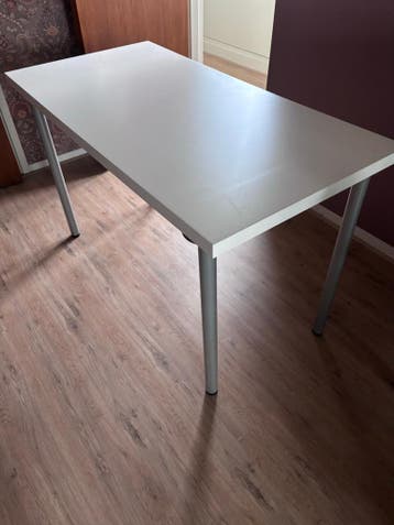 Witte tafel met losse poten - Ideaal voor diverse ruimtes
