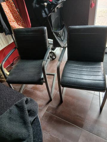 2 of 4 stoelen