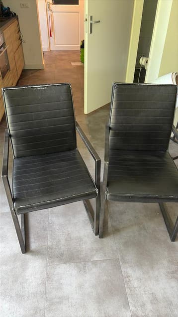 Gratis 6 eetkamerstoelen