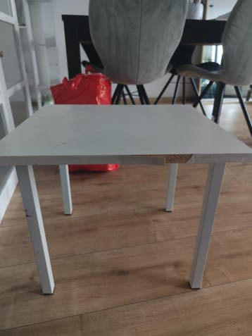 Tafeltje met beschadiging