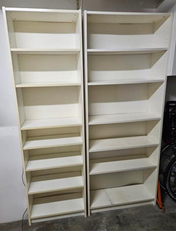 Twee open (boeken)kasten