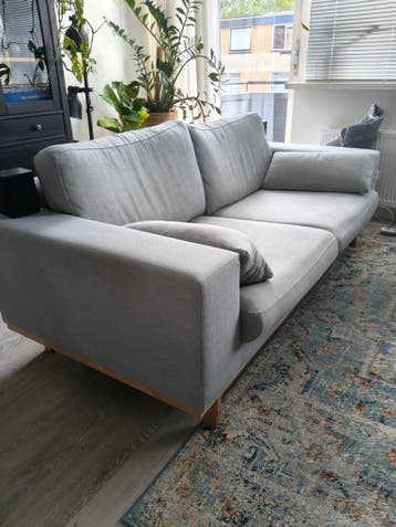 GRATIS: Comfortabele blauwgrijze bank met houten onderstel