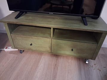 Groen houten tv-meubel met lades op wieltjes