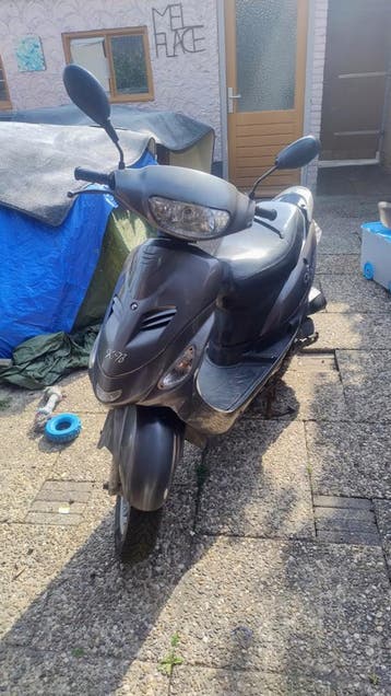 Killerbee Roma snor scooter zoek de koper contact me graag