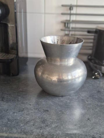 Metalen vaas