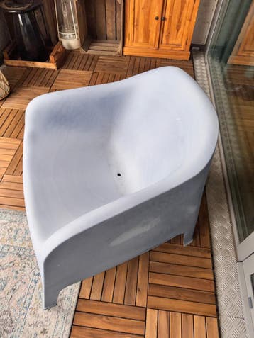 Twee kunststof stoelen