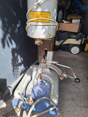 Kneedmachine Witsenburg met defecte bekkenhouder