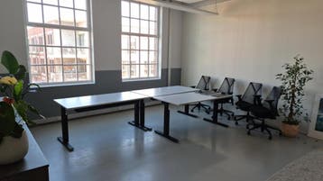 Gratis af te halen: 2 bureaus 160x80