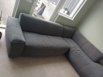 Grijze hoekbank, 2.90 x 2.20 m - Comfortabel met vlekken
