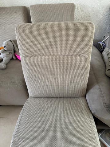 Gratis eetkamerstoelen (5 stuks) met wieltjes.