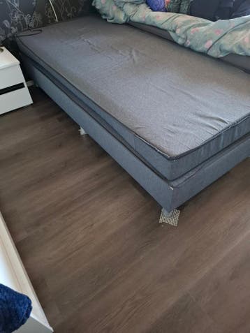 Eenpersoons bed met hoofdbord en nieuw kussen