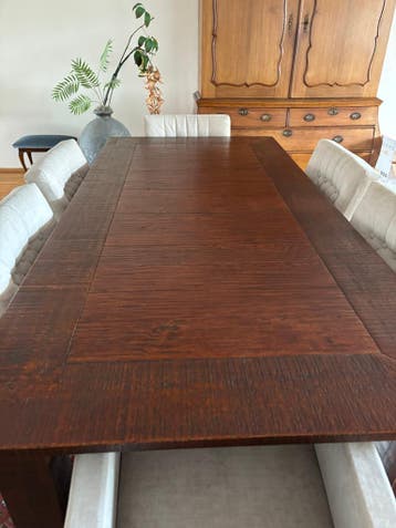 Robuuste eettafel van massief hout