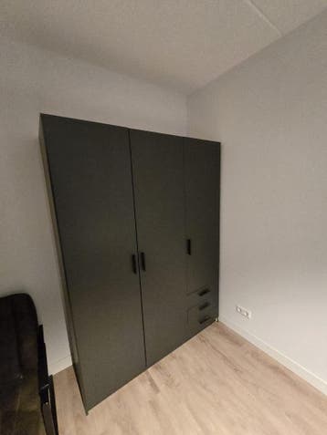 Grijze houten kledingkast (goede staat, gratis op te halen)