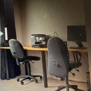 bureau hout grenen en ronde metalen poten