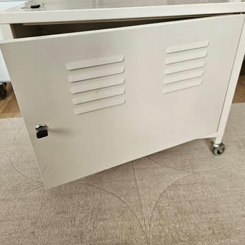*GRATIS* Ikea afsluitbaar wit metalen kastje op wieltjes