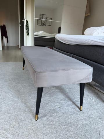 Grijze fluwelen bankje/poef met zwarte poten