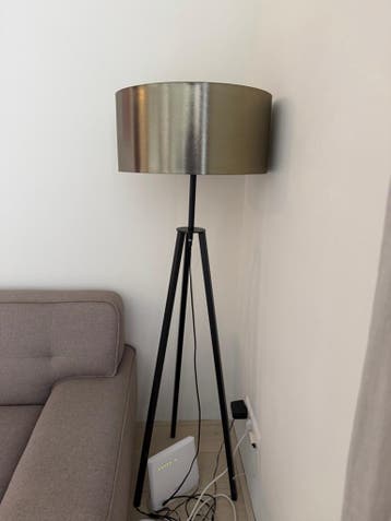 Stijlvolle staande lamp met gouden kap