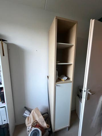 Hoge kast met open vakken en deurtje