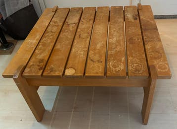 Gratis houten tafeltje. Leuk om op te knappen!