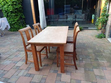 Tafel met 4 stoelen