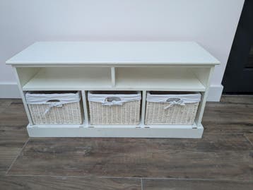 Wit opbergmeubel met rieten manden - 95x35x44,5cm