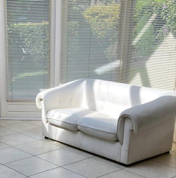 Mooie witte bank met losse kussens - Gratis af te halen