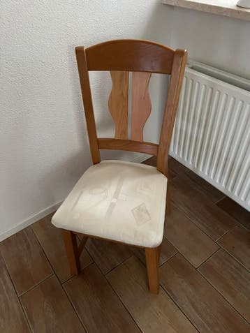 2x Oisterwijk stoel. Stonden in slaapkamer voor kleren.