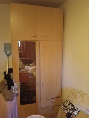 Kledingkast met spiegel en lades bestaat uit 2 delen