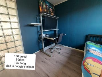 Robuust metalen bureau met stoel en opbergruimte