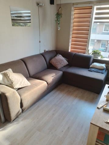 Gebruikte hoekbank met kleine brandgaatjes