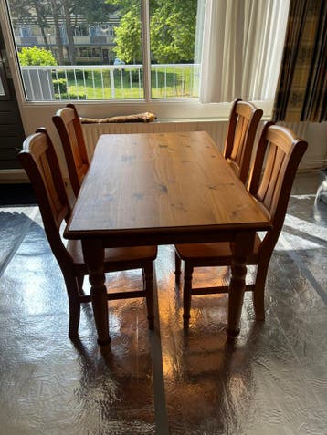 GRATIS Eettafel met 4 stoelen. Landelijke stijl