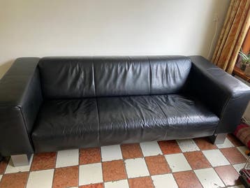 Gratis af te halen. Zwart leren bank en rode leren fauteuill
