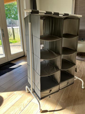 Wit kledingrek IKEA met opbergers (grijs)
