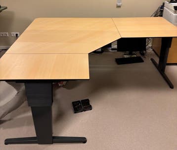 Hoekbureau met verstelbaar (handmatig) onderstel.