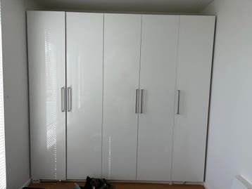 Witte kledingkast met veel opbergruimte
