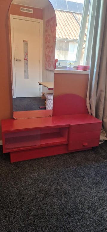 Rood kastje met lades en schuifdeuren
