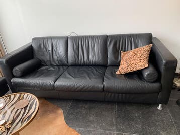 Zwarte leren 3-zitsbank, fauteuil en poef, ophalen wo 20 mei