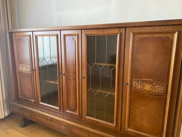 Vintage dressoir/vitrinekast met glas en houtsnijwerk